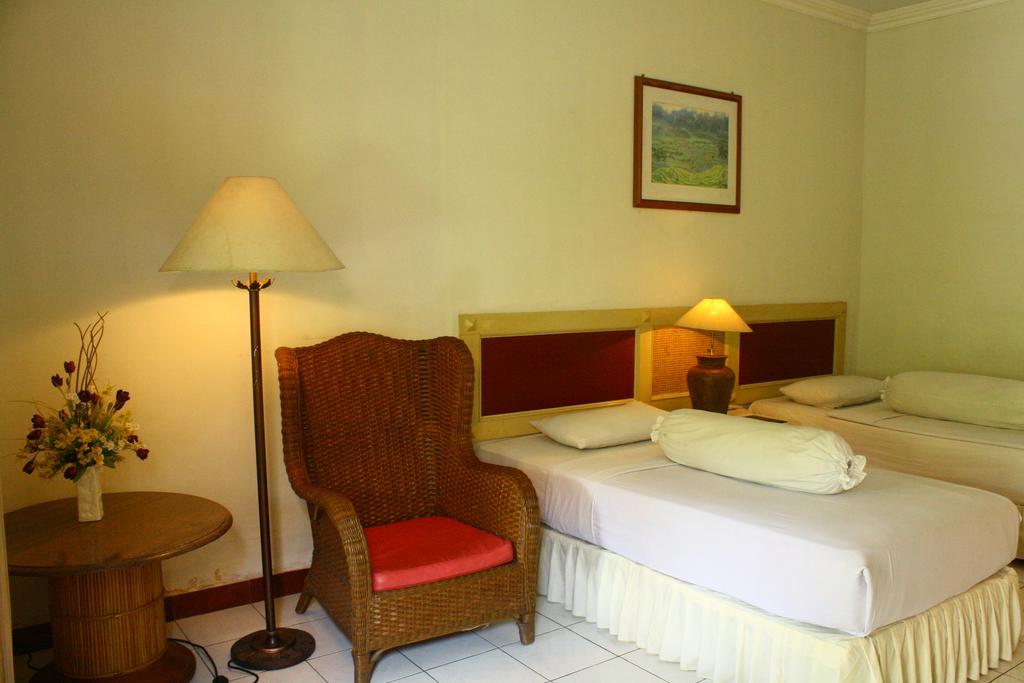 מטאראם Hotel Ratih מראה חיצוני תמונה
