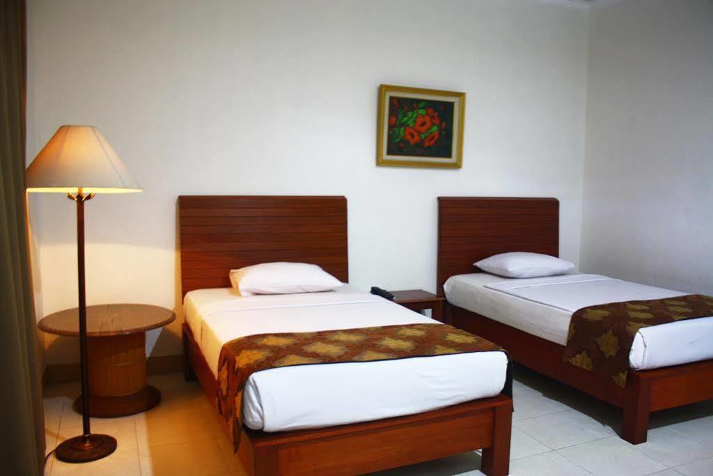 מטאראם Hotel Ratih מראה חיצוני תמונה